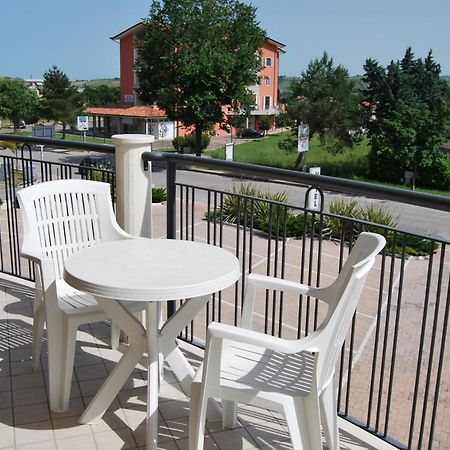 Eu Ropa Hotel Nereto Екстер'єр фото