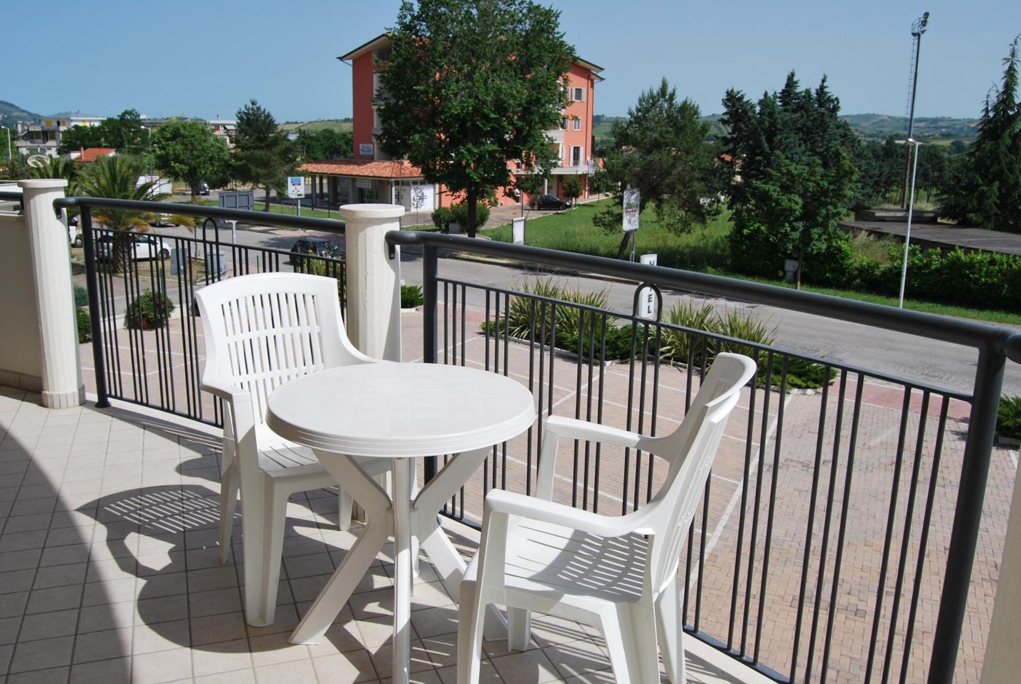 Eu Ropa Hotel Nereto Екстер'єр фото