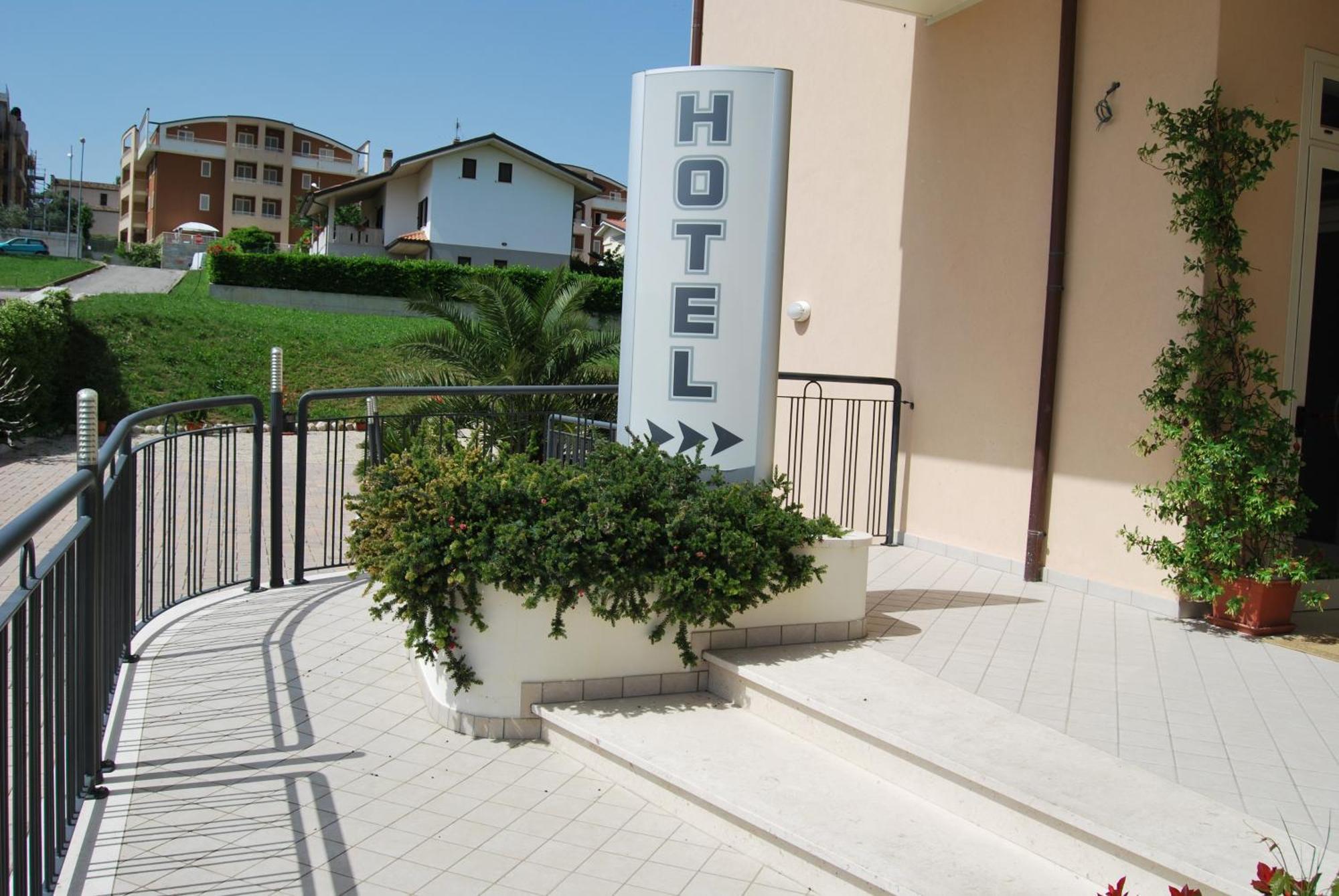 Eu Ropa Hotel Nereto Екстер'єр фото