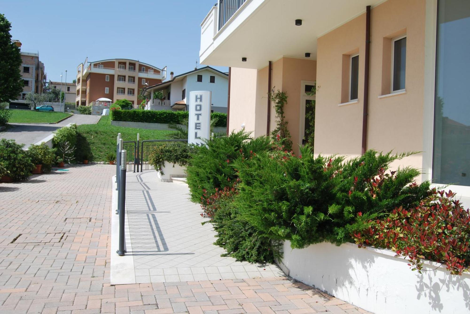 Eu Ropa Hotel Nereto Екстер'єр фото